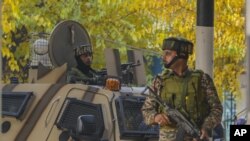 Indijske paravojne snage stražare na mjestu eksplozije na tržnici u Srinagaru, 3. novembar 2024. 