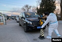 Crematoriile din China sunt copleșite de numărul de decese. Guvernul nu declară propriilor cetățeni sau presei internaționale numărul adevărat de morți. (Beijing, 17 decembrie)