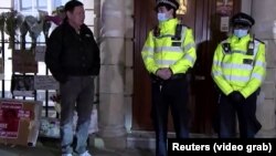 Ambasador Mjanmara Kyaw Zwar Minn ispred zgrade ambasade svoje zemlje u Londonu (7. april)