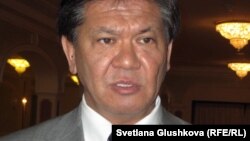 Глава Народной партии Казахстана Ермухамет Ертысбаев в бытность советником президента Казахстана по политическим вопросам. Астана, 12 июля 2012 года