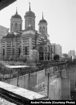 În cazul bisericilor, posibile erau trei scenarii: demolarea, mutarea sau mascarea, prin construirea unor noi clădiri.