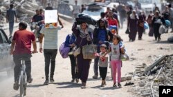 Palestinienii se retrag din calea unor noi atacuri israeliene, la Khan Younis, în Gaza, pe 22 iulie 2024. 