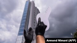 Përfaqësuesit e gastronomisë duke protestuar para ndërtesës së Qeverisë së Kosovës. Fotografi nga arkivi. 