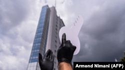 Përfaqësuesit e gastronomisë duke protestuar para ndërtesës së Qeverisë së Kosovës. Fotografi nga arkivi.