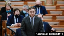 Orbán Balázs a Mathias Corvinus Collegium vezetője, a Miniszterelnökség parlamenti államtitkára beszél a parlament plenáris ülésén, 2020. november 30-án