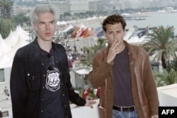 Джим Джармуш и Джони Деп позират за представянето на филма „Мъртвец“ по време на фестивала в Кан през 1995 г.