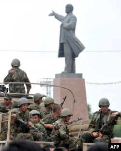 Войници преминават край паметника на Ленин в Ош през 2010 г.