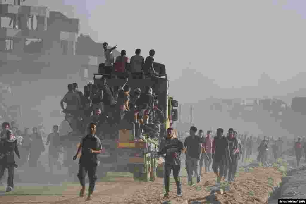 Banorë të Gazës në një kamion të ngarkuar me ushqime dhe ndihma tjera humanitare.