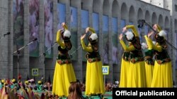 Празднование Нооруза в Бишкеке в 2017 году.