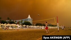 Dim iznad hotelskog kompleksa u blizini grada Manavgat, nastao od velikih šumskih požara na jugu Turske, 29. jul 2021. 