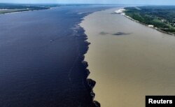 Punctul de confluență a lui Rio Negro și Rio Solimoes, înainte de vărsarea în Amazon, la Manaus (Brazilia)