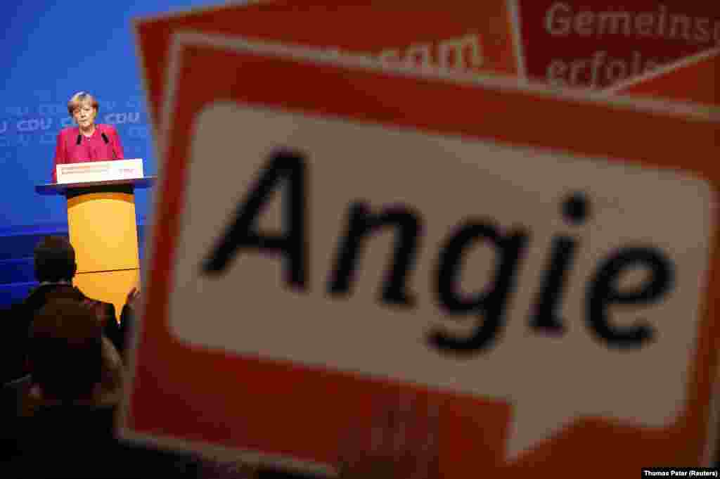 Меркел зборува во изборната кампања 2013 година на 21 септември 2013 година Кога Хелмут Кол беше вмешан во корупциски скандал во 1999 година, Меркел во отворено писмо побара оставка, а потоа се кандидираше и победи на претседателството на ЦДУ.