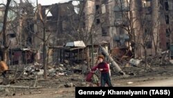 Чечня, Грозный. Дома на улице Ленина после минометного и артиллерийского обстрела, 1995 год (архивное фото)