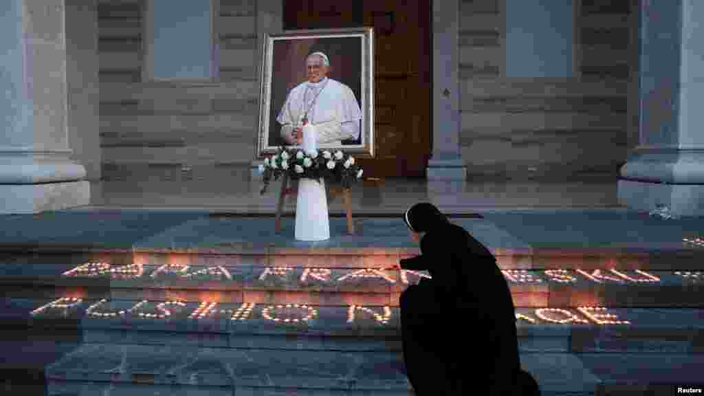 Na stepenicama Katedrale "Sveta Majka Tereza" u Prištini pale se svijeće u čast pape Franje.