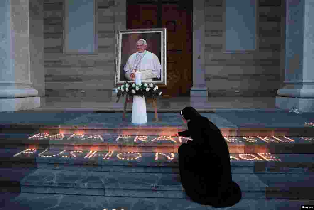 Në shkallët e Katedrales “Shën Nënë Tereza” në Prishtinë ndizen qirinj në nderim të Papa Françeskut.