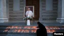 Bota e nderon Papa Françeskun