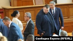 По думи на заместник-председателя на парламентарната група на ДПС Йордан Цонев предложението за разследване на прехода е направено отдавна от неговия съпартиец Делян Пеевски