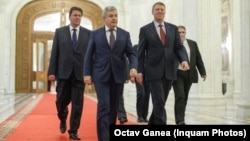 În prim-plan: Florin Iordache, șeful Consiliului Legislativ și Klaus Iohannis, președintele României. Iordache era ministru al Justiției în 2016, când a fost realizată această fotografie. 