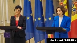 Comisarul european pentru extindere, Marta Kos, și președinta Maia Sandu, susțin o conferință de presă comună la Chișinău, 4 februarie 2025.