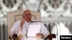 Papa Françesku, në sheshin e Shën Pjetrit, 26 prill 2023.