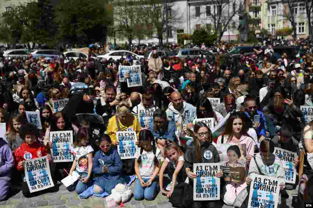 Събралите се запазиха минута мълчание в памет на децата, загинали при катастрофи.