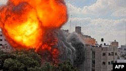 13 mai 2021 -- Clădirea Al-Walid din orașul Gaza a fost distrusă de un atac israelian.