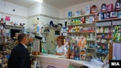 Илустрација, Министерот за здравство, Венко Филипче, во аптека