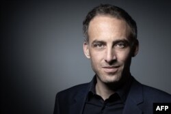 Socialistul francez Raphael Glucksmann semnalează că stânga unită își va „nuanța” unele poziții văzute de unii ca prea radicale, înaintea anticipatelor.