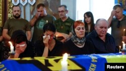 Înmormântarea lui Serhi Tkacenko, un membru al Batalionului General Kulcițki al Gărzii Naționale, ucis recent în timp ce lupta împotriva trupelor ruse, la Kiev, pe 26 iulie