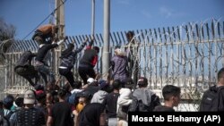 Мигранти во близина на Сеута, на мароканско-шпанската граница, мај 2021 година.