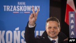 Rafal Tšaskovski na predizbornom mitingu u mjestu Konskie, Poljska, 11. aprila 2025.