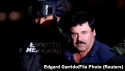 Joaquin „El Chapo” Guzman a fost arestat a două oară de autoritățile mexicane în 2014, însă a reușit apoi să evadeze. A fost capturat din nou în 2016 și extrădat în SUA, unde o instanță din New York l-a condamnat în 2019 la închisoare pe viață. REUTERS/Edgard Garrido/File Photo
