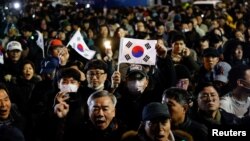 Președintele sud-coreean Yoon Suk Yeol a impus lege marțială, pentru a încerca să scape de opoziție, iar oamenii au ieșit pe străzi într-un timp scurt. Inițiativa lui a fost blocată de parlament, care acum îi cere președintelui să demisioneze.