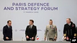 Francuski predsjednik Emmanuel Macron (drugi slijeva), francuski ministar odbrane Sebastien Lecornu (lijevo), načelnik Generalštaba francuskih Oružanih snaga Thierry Burkhard i načelnik britanskog štaba odbrane admiral Tony Radakin (desno) na susretu u Parizu, 11. marta 2025.
