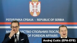 Bivši vicekancelar Austrije i lider krajnje desne Slobodarske partije Heinz-Christian Strache (L) sa ministrom vanjskih poslova Srbije Ivicom Dačićem u Beogradu 12. februara 2018.