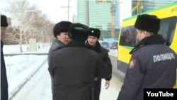 Задержание прохожего неподалеку от офиса президентской партии «Нур Отан». Астана, 27 февраля 2019 года.