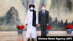 Suosnivač talibana Mula Abdul Gani Baradar (lijevo) i kineski ministar vanjskih poslova Vang Ji tokom sastanka u Tjanđinu u julu.