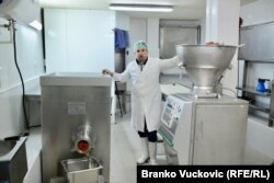 Potražnja za boemskom potkovicom i midžorskom poludivljom peglanom kobasicom bila je pre epidemije znatno veća nego što je porodična firma Tošića mogla da proizvede (na fotografiji Dalibor Tošić u proizvodnom pogonu)