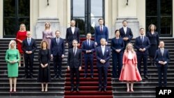 Regele Olandei Willem-Alexander (centru, dreapta) și premierul Dick Schoof (centru, stânga) pozează cu noii miniștri după ceremonia depunerii jurământului, pe treptele Palatului Huis ten Bosch de la Haga, la 2 iulie 2024. 