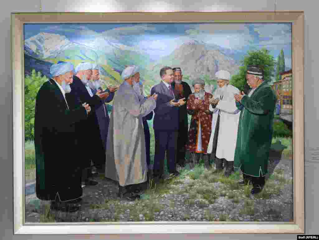 Платно от 2005 г., изобразяващо Каримов, който се моли с местни старейшини. Той бе известен и с бруталната си кампания срещу ислямстките радикали и техните симпатизанти.