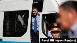 Полицейские и служебный автозак. Иллюстративное фото.