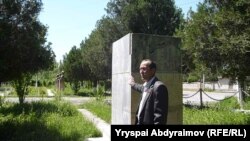Депутат Барпинского аильного кенеша Доолотбек Эргешов возле постамента, на который планируется установка бюста Камчыбека Ташиева, 13 мая 2013 года.