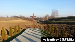 Spomenik žrtvama u Lovasu