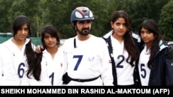 Vladar Dubaija šeik Maktoum sa svojim kćerkama na Evropskom prvenstvu u izdržljivosti za žene 2008. godine u Velikoj Britaniji