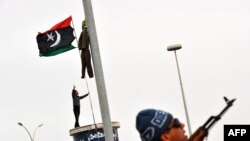 Libijski pobunjenik posmatra raketu, 15. mart 2011.