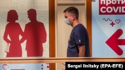 Кремль констатирует тяжелую ситуацию с распространением коронавируса в России. Пресс-секретарь президента Дмитрий Песков отметил, что "ревакцинация будет и является неизбежной"