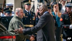 Американскиот секретар за одбрана Лојд Остин (десно) го пречекува украинскиот министер за одбрана Рустем Умеров во Пентагон во Вашингтон, 2 јули 2024 г.