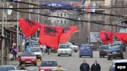 Albanske i srpske zastave u Mitrovici - ilustracija