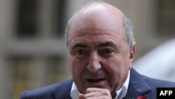 Борис Березовский в момент прибытия в Высокий суд Лондона. 31 октября 2011 года. 