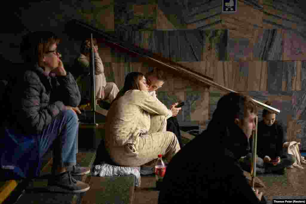 Disa persona duke qëndruar në shkallët e një stacioni metroje, më 23 qershor.